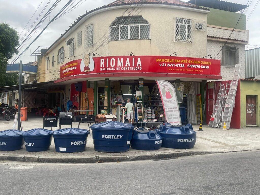Fachada da loja Riomaia em Colégio com caixas d'água Fortlev na frente